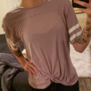 Crop tee, Pink. Front knot detail